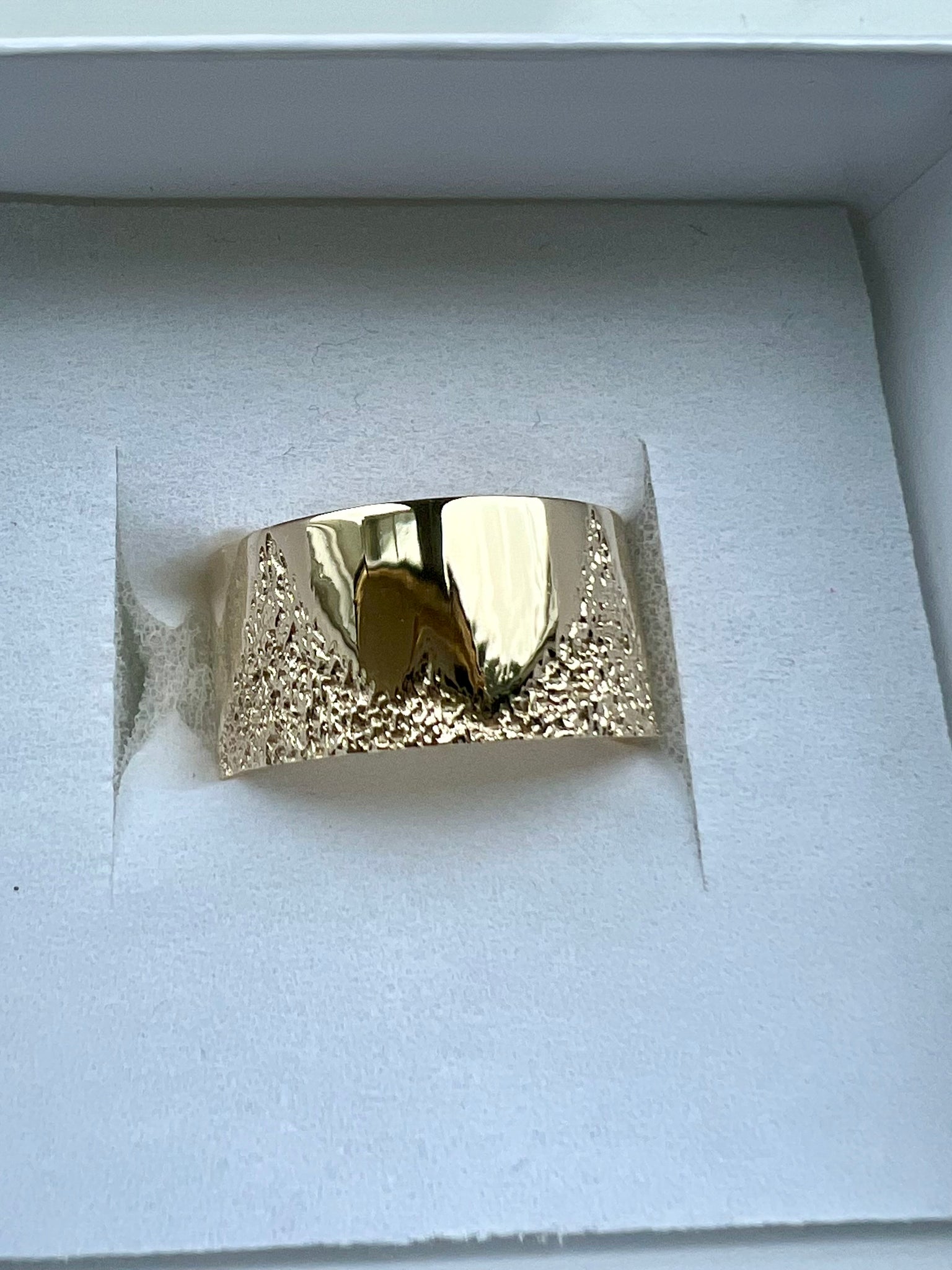 9ct Gold Ingrained Band - Water and Fire Design